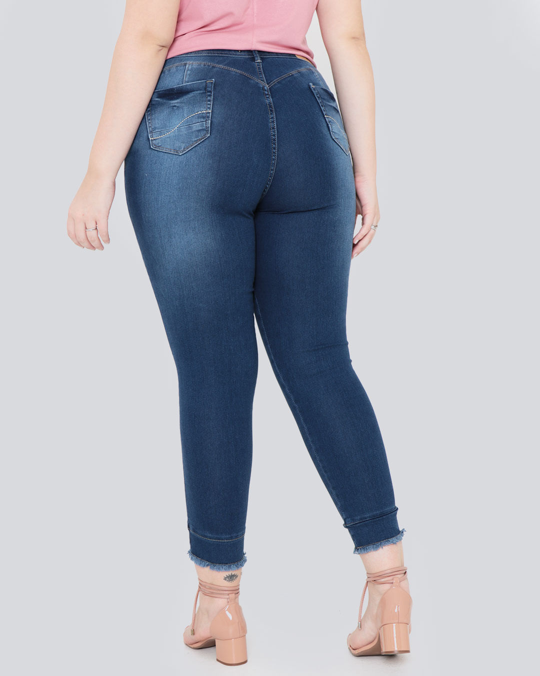 Calca-Jeans-Feminina-Plus-Size-Barra-Desfiada-Azul-Escuro