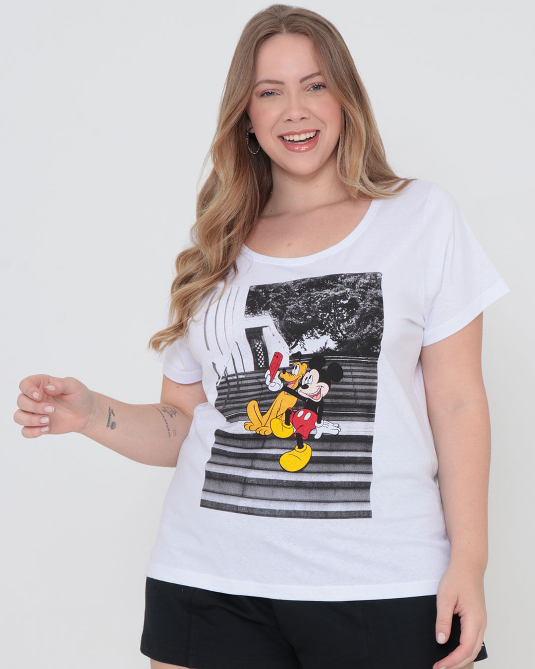 Camiseta-Plus-Size-Estampa-Mickey-e-Pluto-Branca