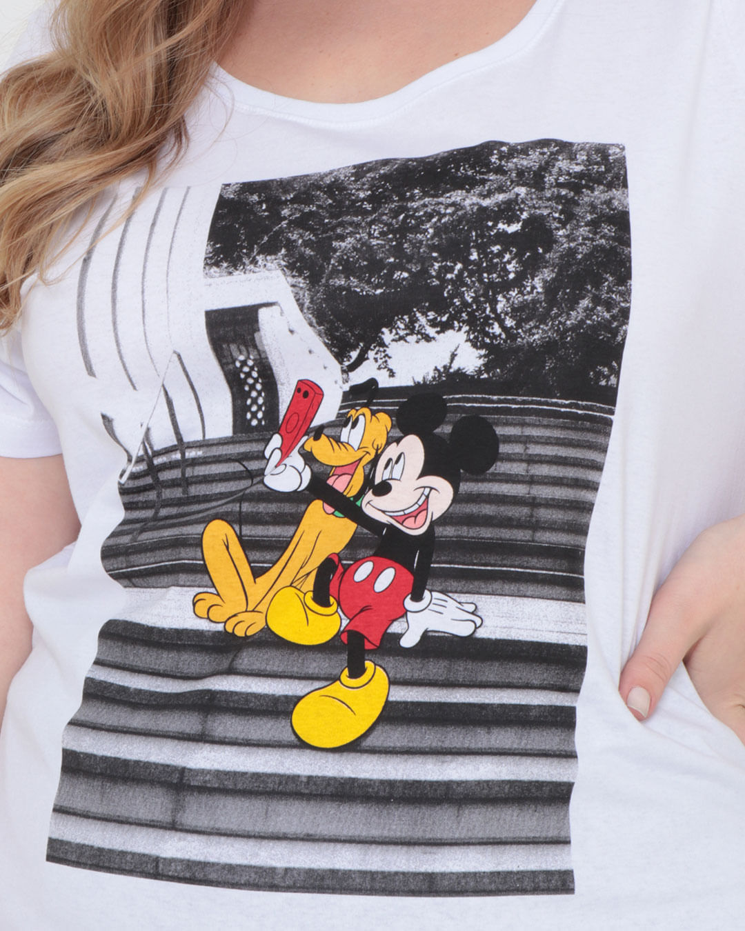 Camiseta-Plus-Size-Estampa-Mickey-e-Pluto-Branca
