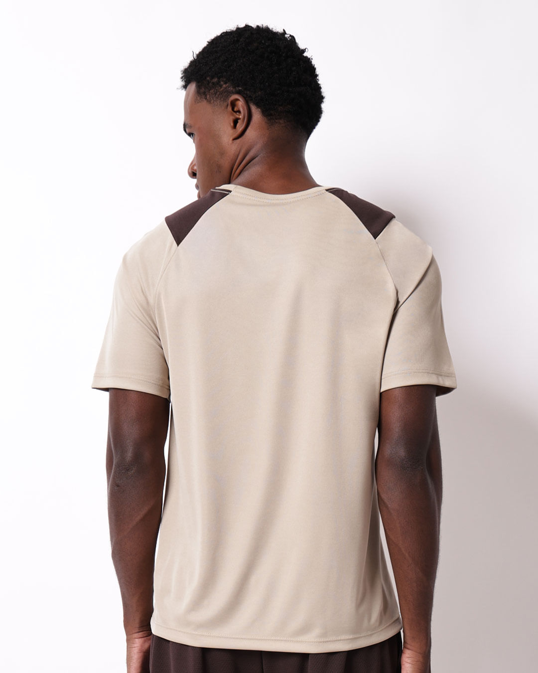 Camiseta-Esportiva-Masculina-Fitter-com-Recortes-Bege