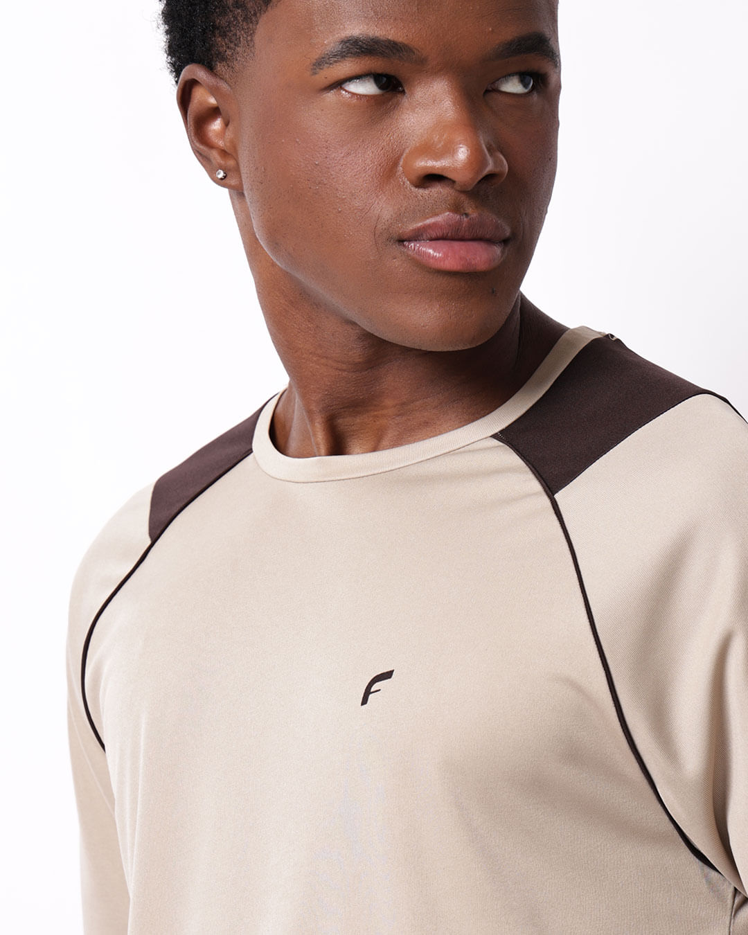 Camiseta-Esportiva-Masculina-Fitter-com-Recortes-Bege