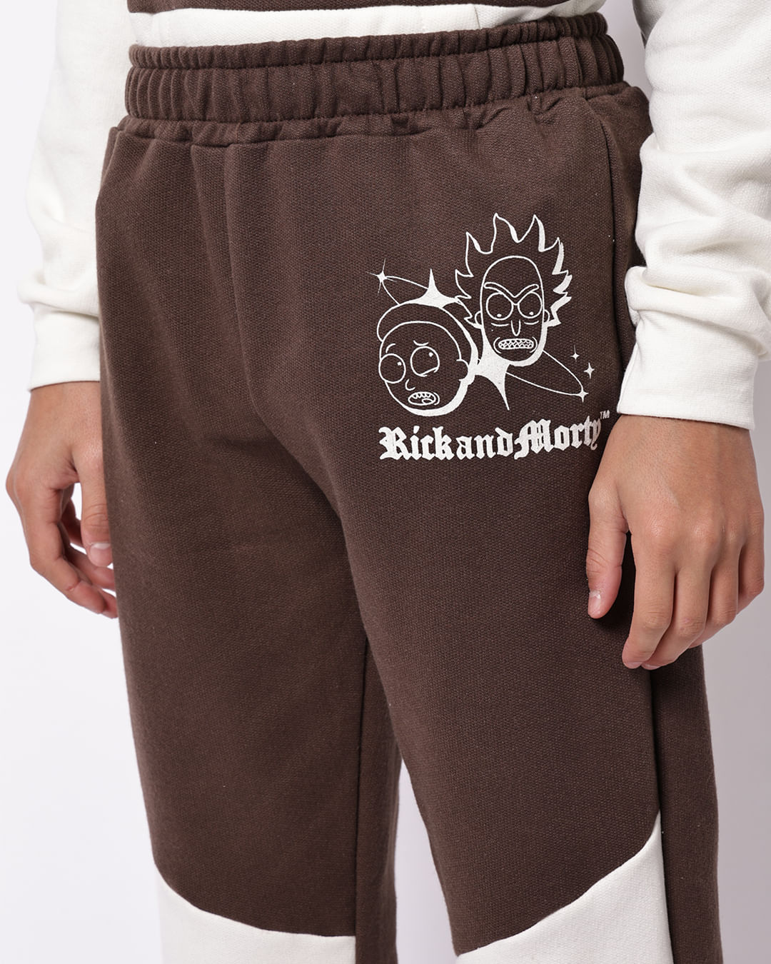Calca-T45331-Mol-M-1016-Ricky-E-Morty---Marrom