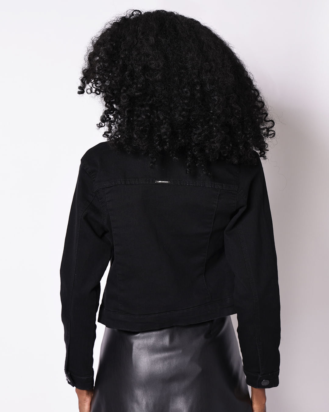Jaqueta-Cropped-Sarja-Det-Resinado-Sawar---Preto