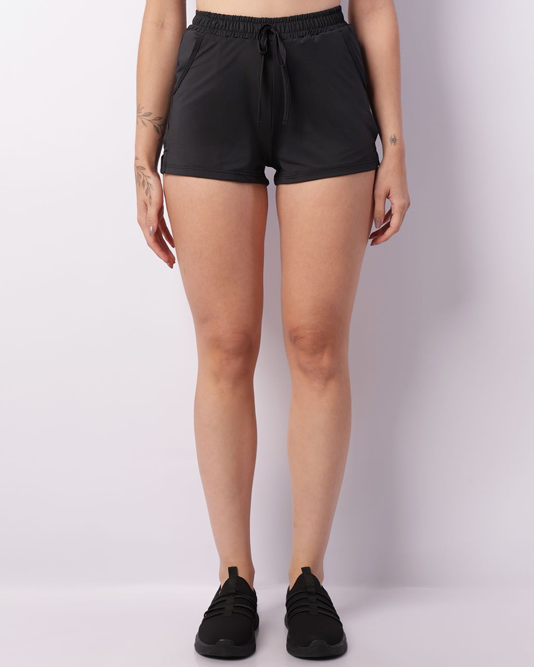 Shorts-Com-Bolso-Recorte-Lateral---Preto