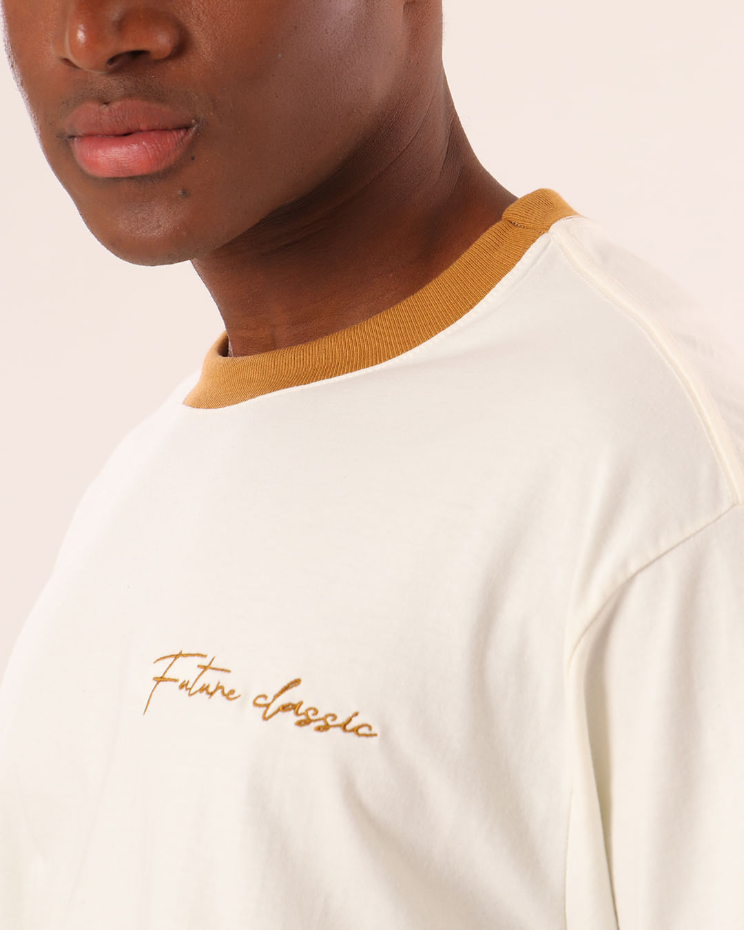 Camiseta-Soft-Toj038-Off-Cbordado-Ocre---Off-White