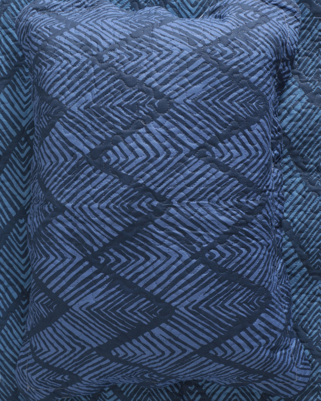 Kit-Colcha-Casal-Dupla-Face-Boutis-Estampa-Geometrica-Azul-Marinho