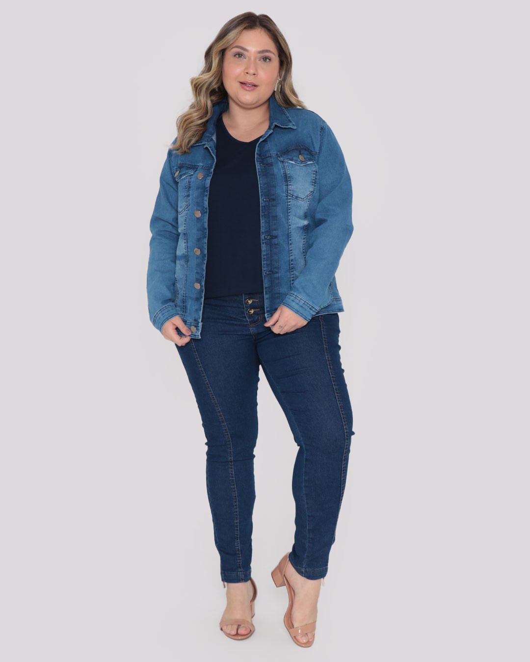 Jaqueta-Feminina-Jeans-Plus-Size-Com-Bolsos-Azul-Claro