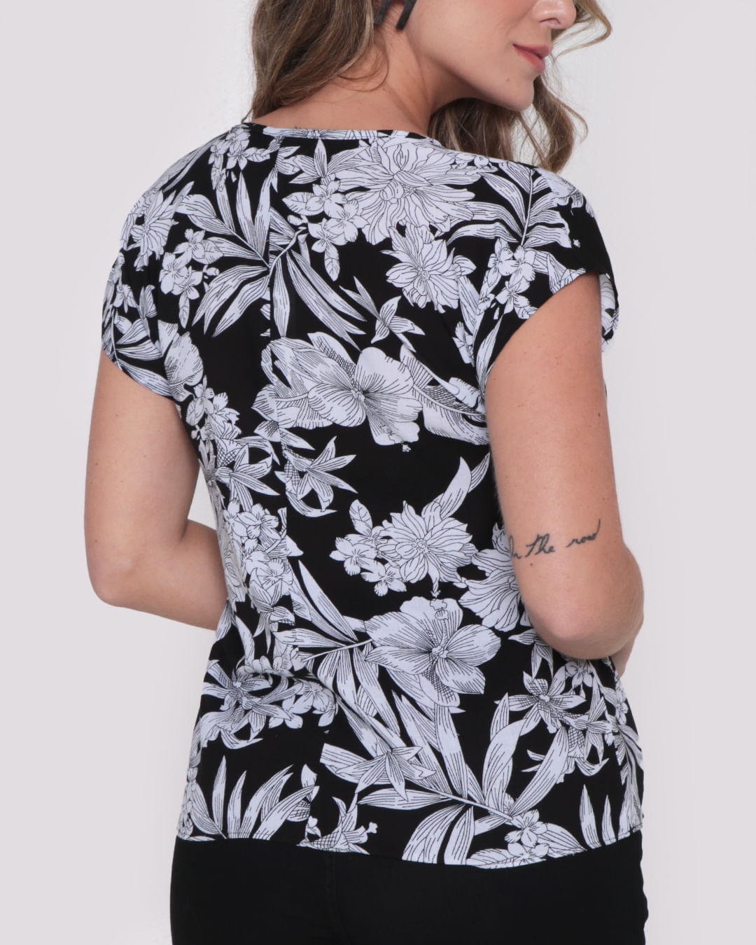 Blusa-Viscose-Estampa-Floral-Branca-Preta