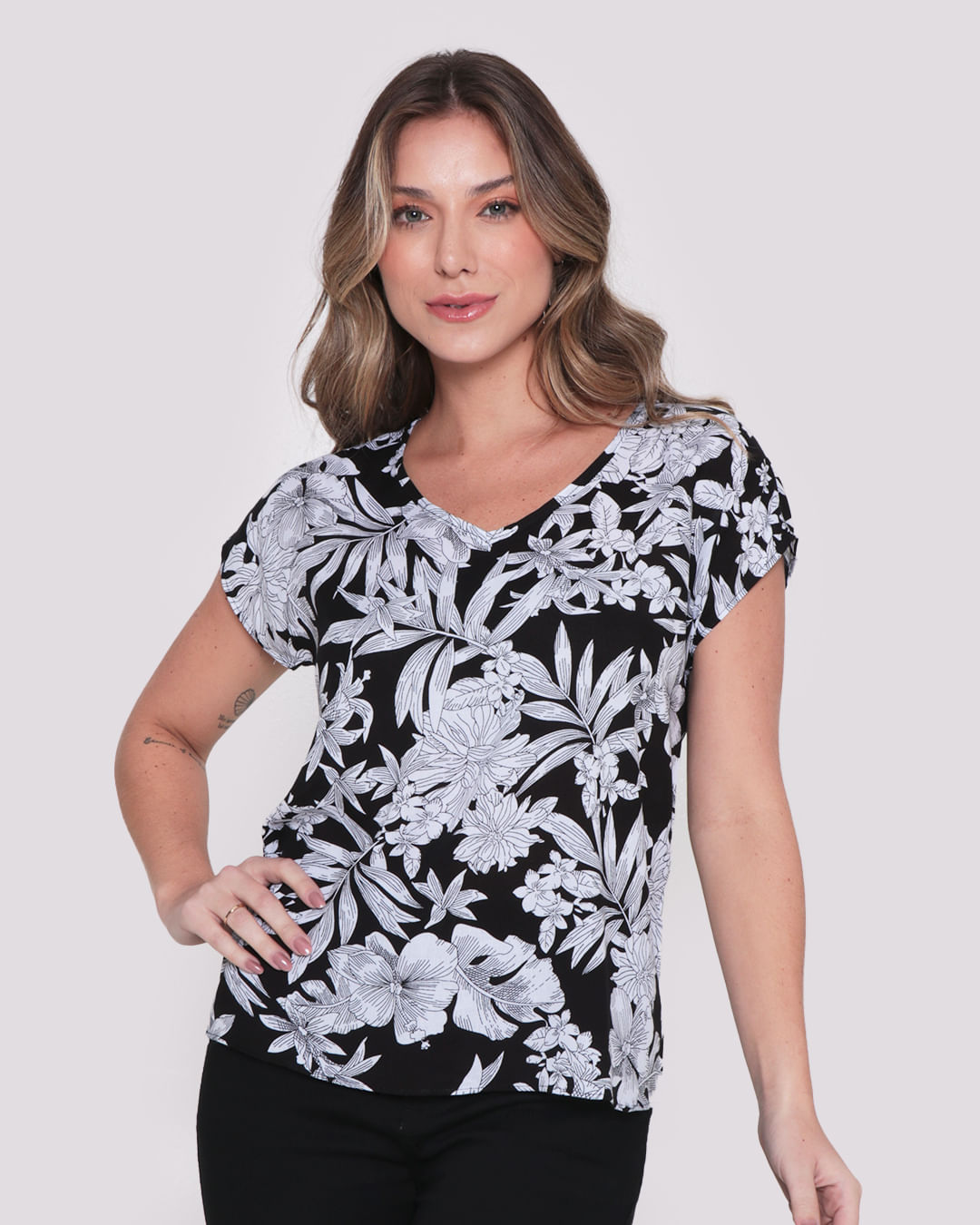 Blusa-Viscose-Estampa-Floral-Branca-Preta