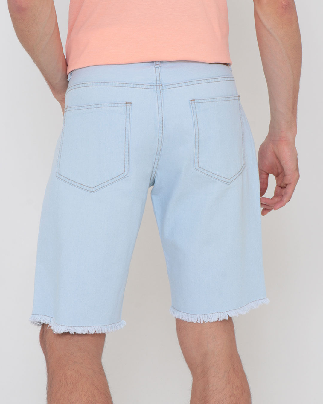 Bermuda-Jeans-Masculina-Barra-Desfiada-Comfort-Azul-Claro