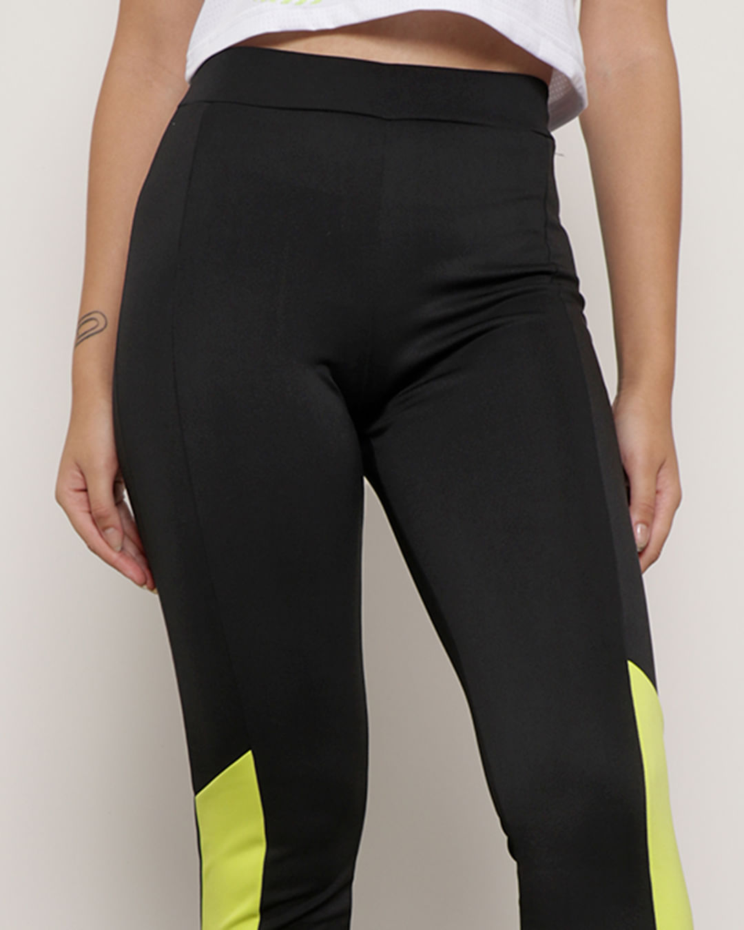 Calca-Legging-Fitness-Feminina-Com-Recortes-Preta