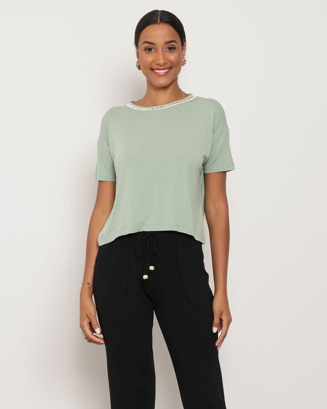 Blusa-Feminina-Detalhe-Decote-Manga-Curta-Verde