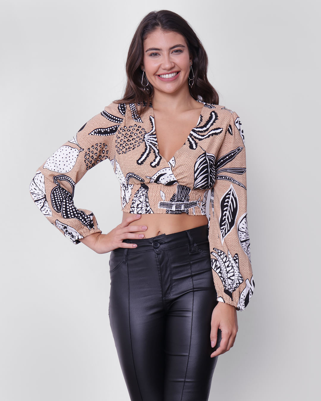 Blusa-Cropped-Feminina-Manga-Longa-Estampa-Tropical-Bege