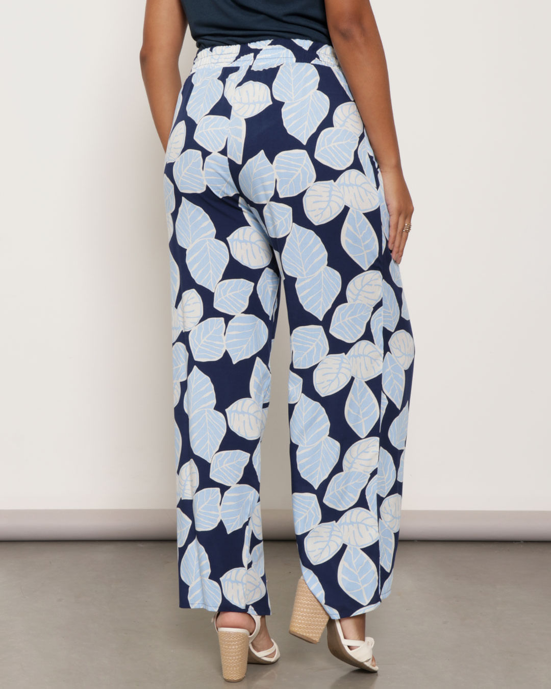 Calca-Feminina-Pantalona-Viscose-Estampada-Azul-nas-Lojas-Torra