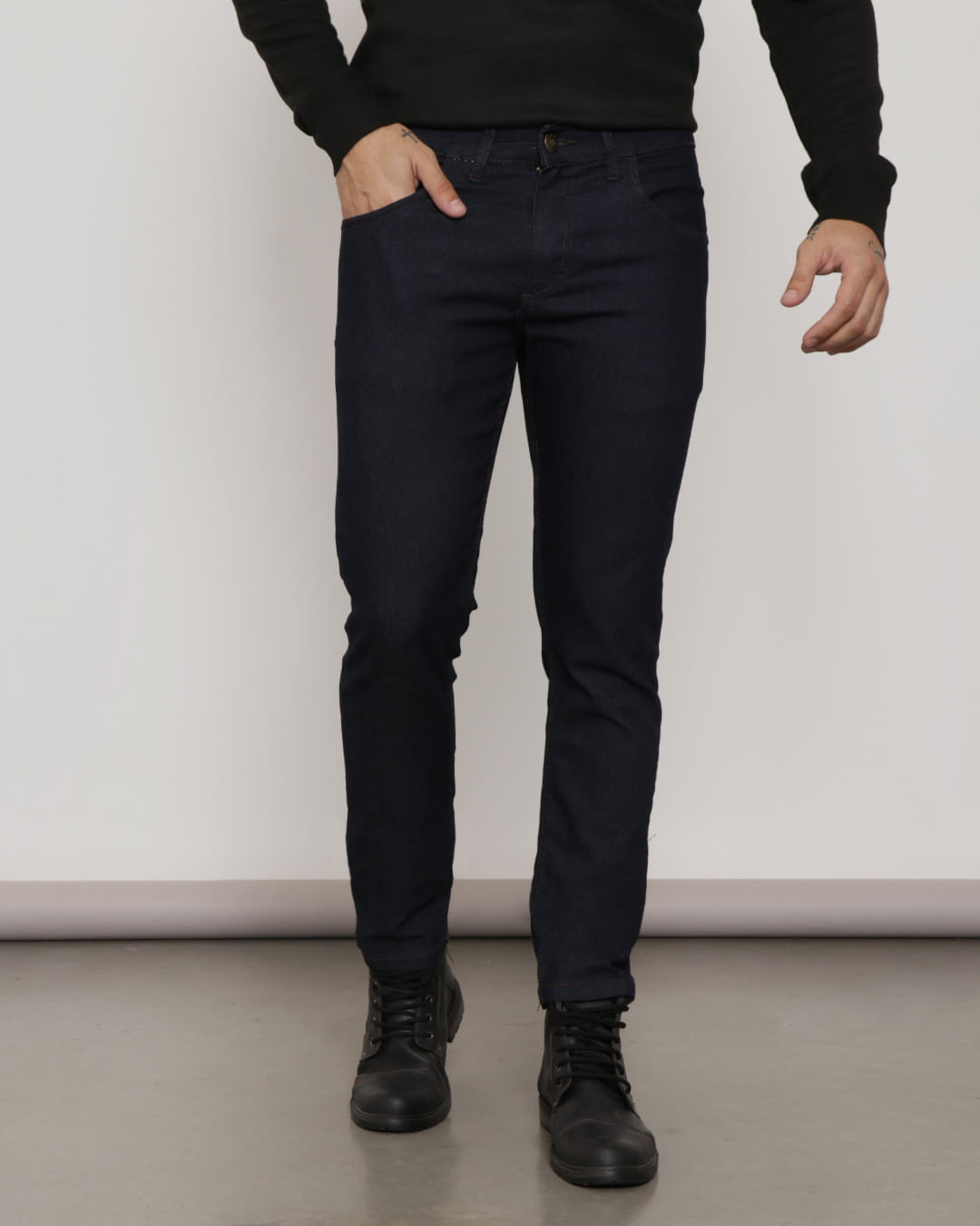 Calca-Jeans-Masculina-Reta-Com-Bolso-Azul-Escuro