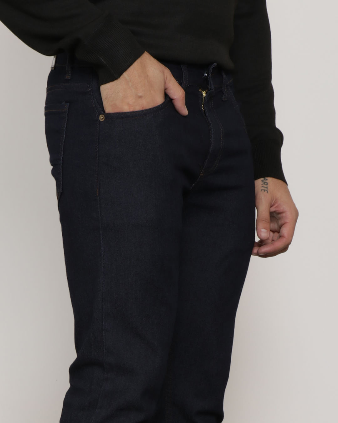 Calca-Jeans-Masculina-Reta-Com-Bolso-Azul-Escuro