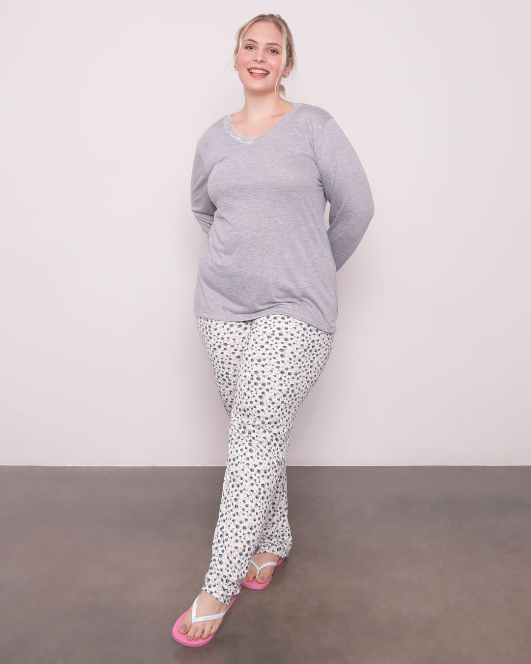 Pijama-Plus-Size-Feminino-Longo-Decote-com-Renda-Cinza-Com-Verde