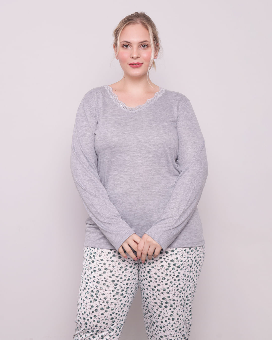 Pijama-Plus-Size-Feminino-Longo-Decote-com-Renda-Cinza-Com-Verde