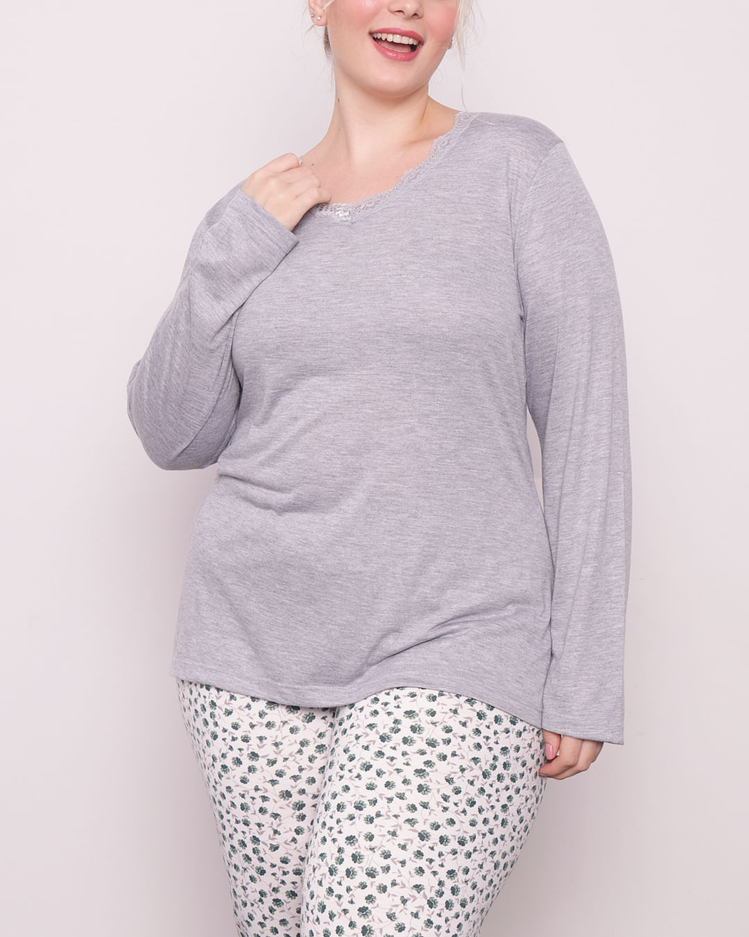 Pijama-Plus-Size-Feminino-Longo-Decote-com-Renda-Cinza-Com-Verde