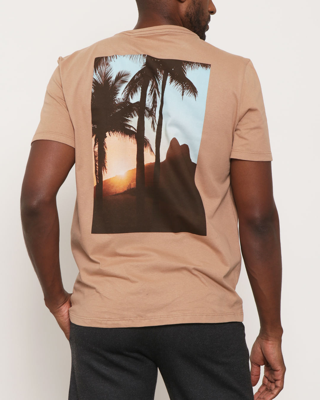 Camiseta-Masculina-Surf-Com-Estampa-Nas-Costa-Marrom