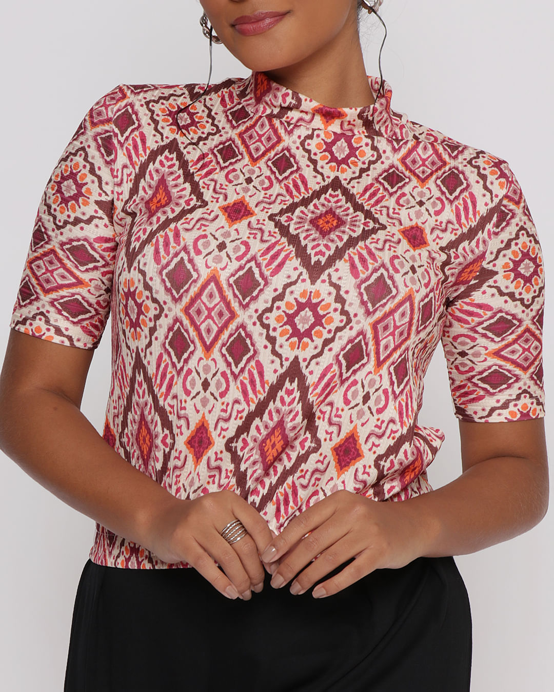 Blusa-Feminina-Gola-Alta-Estampada-Bege-