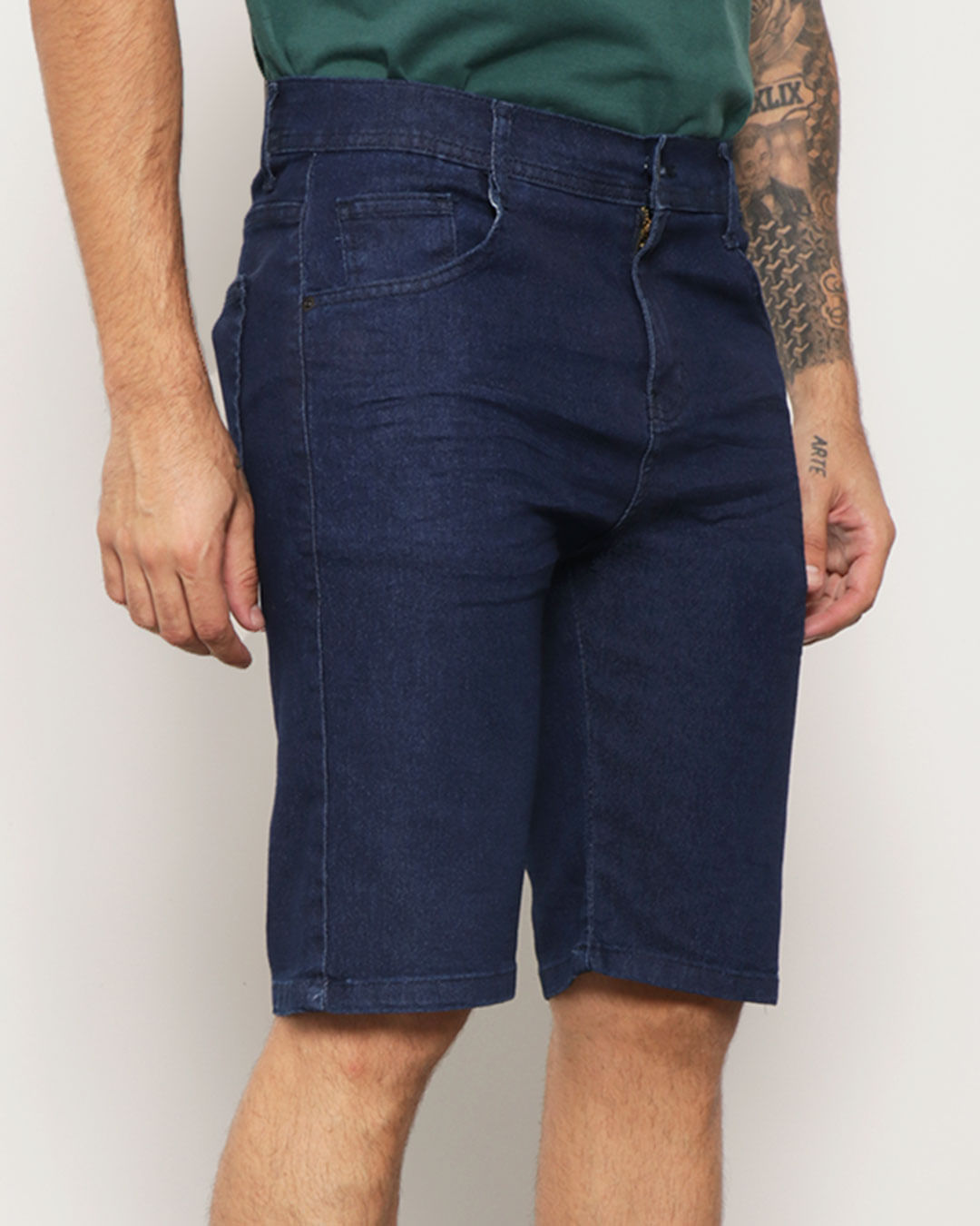 Bermuda-Jeans-Masculina-Com-Bolso-Reta-Azul-Escuro