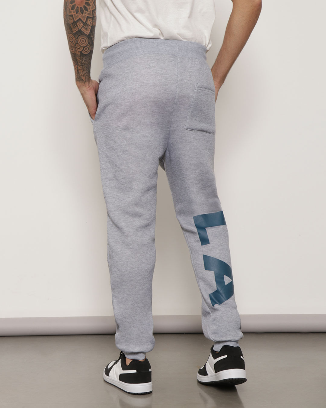 Calca-Moletom-Masculina-Jogger-Estampa-Na-Barra-Cinza