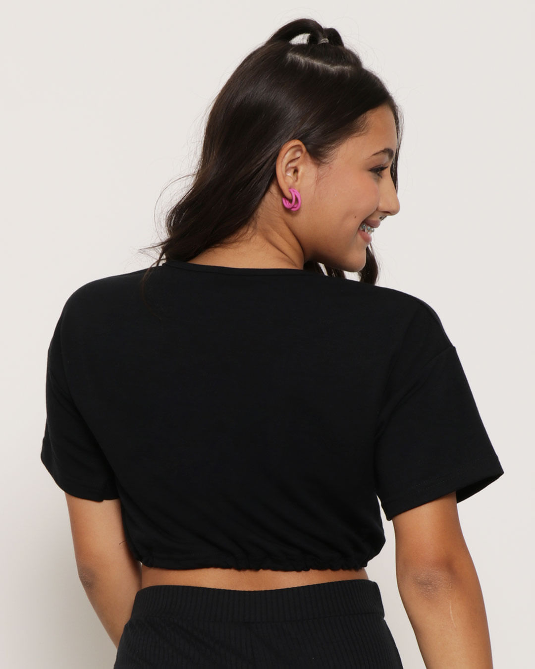 Blusa-Juvenil-Moletinho-Cropped-Com-Bordado-Manga-Curta-Preta