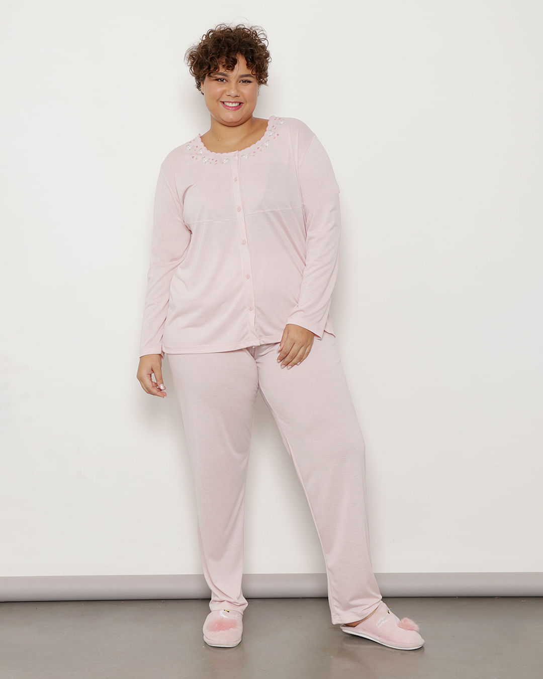 Pijama-Plus-Size-Feminino-Manga-Longa-Com-Botoes-e-Bordado-Rosa