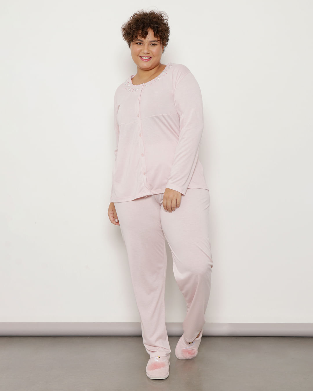 Pijama-Plus-Size-Feminino-Manga-Longa-Com-Botoes-e-Bordado-Rosa