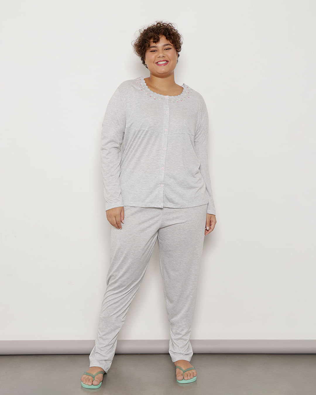 Pijama-Plus-Size-Feminino-Manga-Longa-Com-Botoes-e-Bordado-Cinza