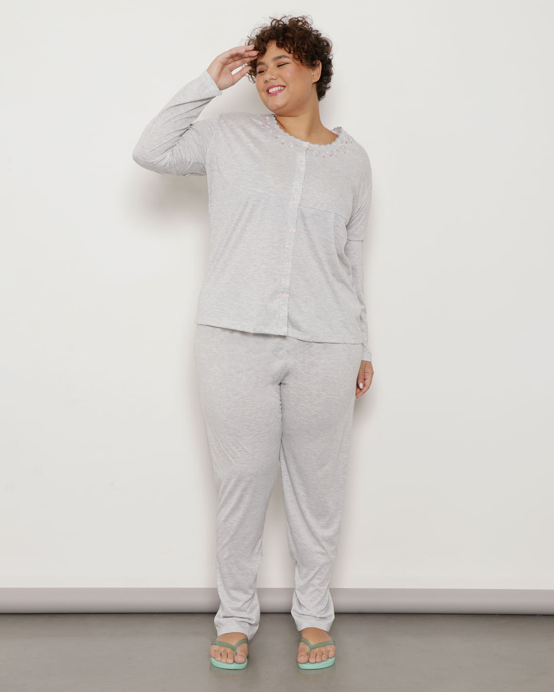 Pijama-Plus-Size-Feminino-Manga-Longa-Com-Botoes-e-Bordado-Cinza