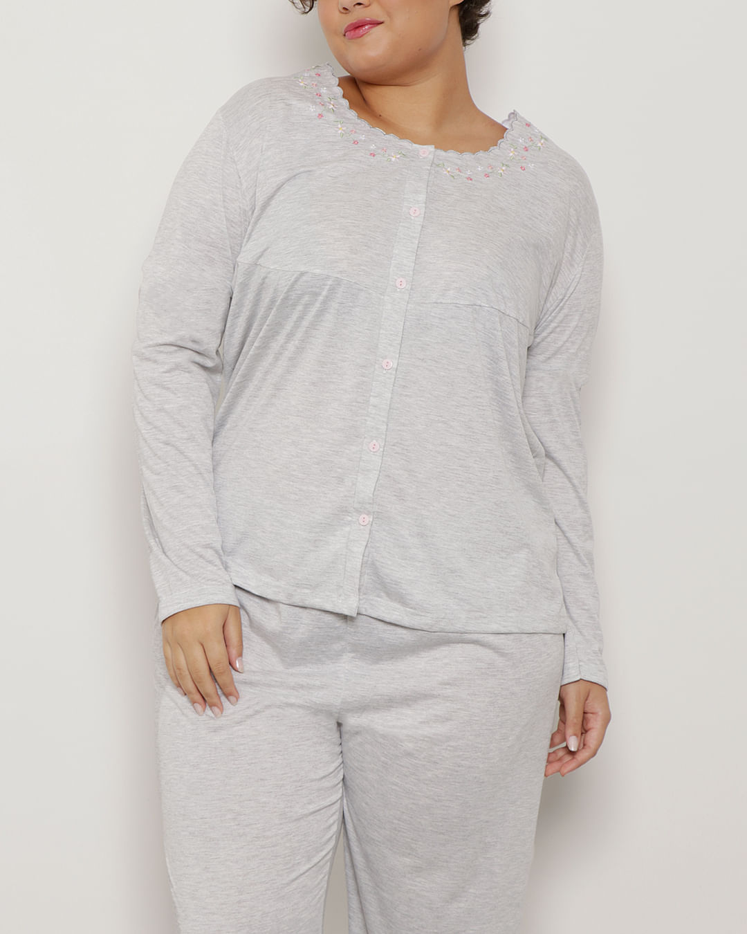 Pijama-Plus-Size-Feminino-Manga-Longa-Com-Botoes-e-Bordado-Cinza