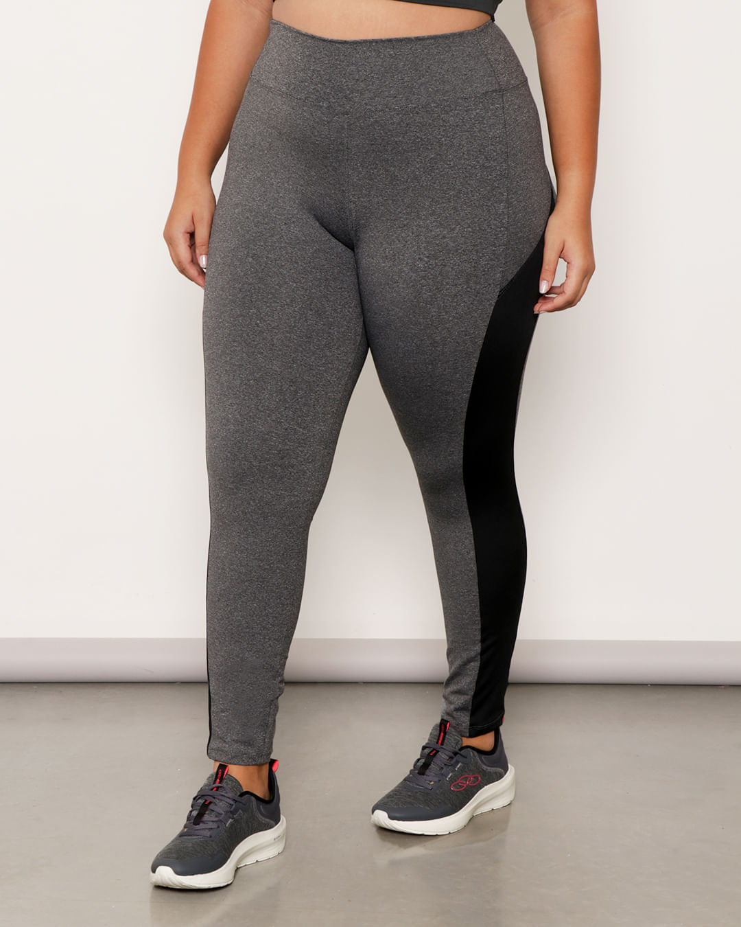 Calca-Legging-Pluz-Size-Fitness-Com-Recortes-Laterais-Cinza-