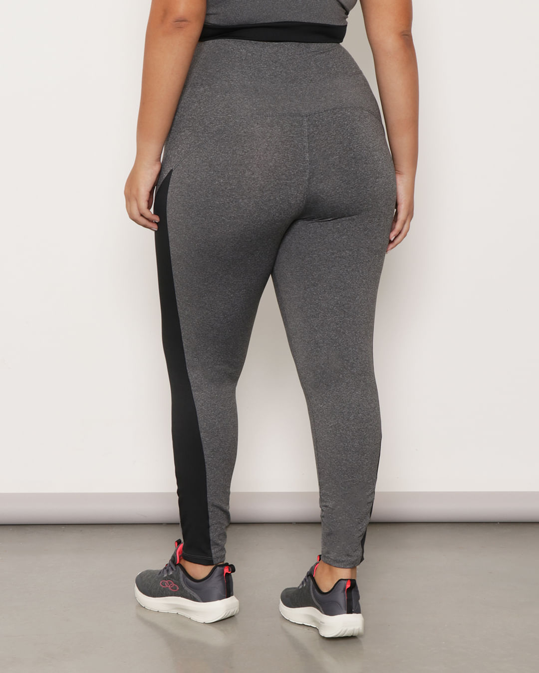 Calca-Legging-Pluz-Size-Fitness-Com-Recortes-Laterais-Cinza-