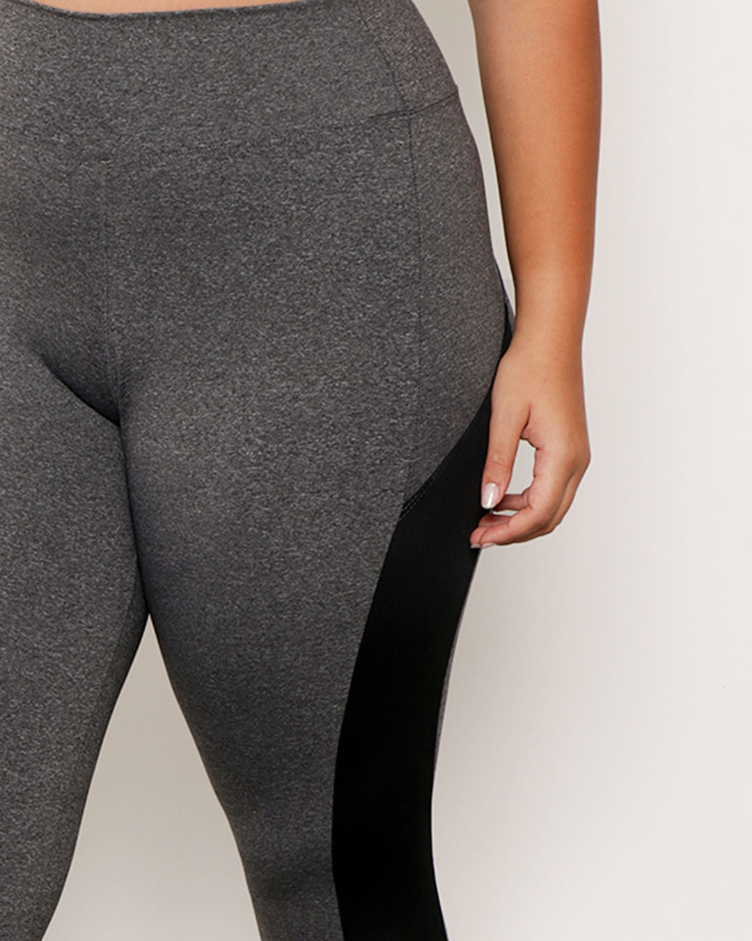 Calca-Legging-Pluz-Size-Fitness-Com-Recortes-Laterais-Cinza-