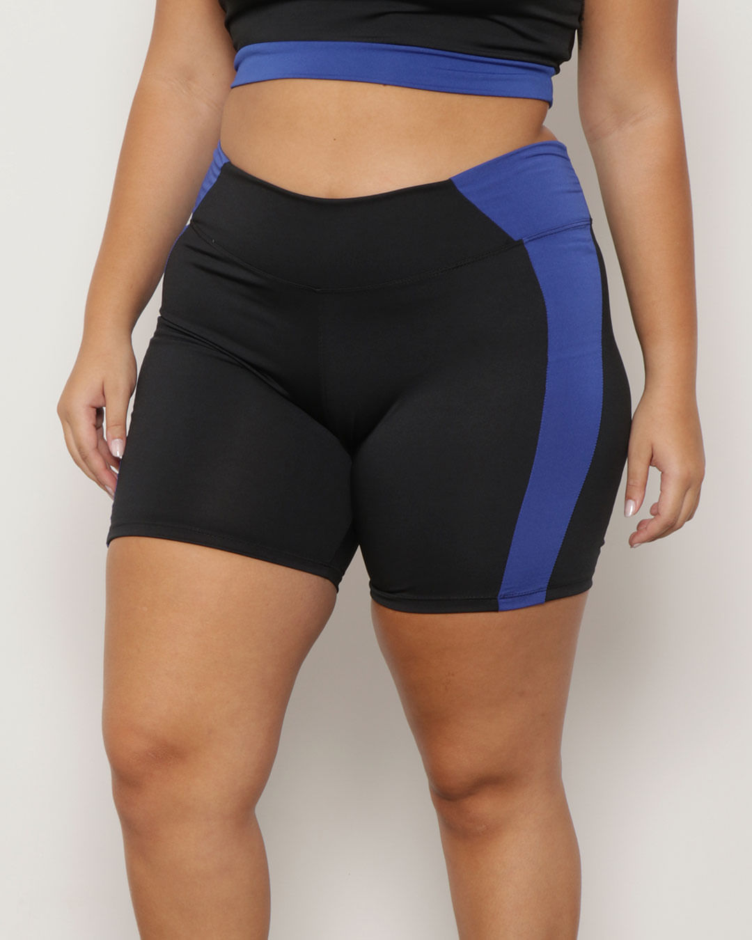 Short-Plus-Size-Fitness-Com-Recortes-Laterais-Preto