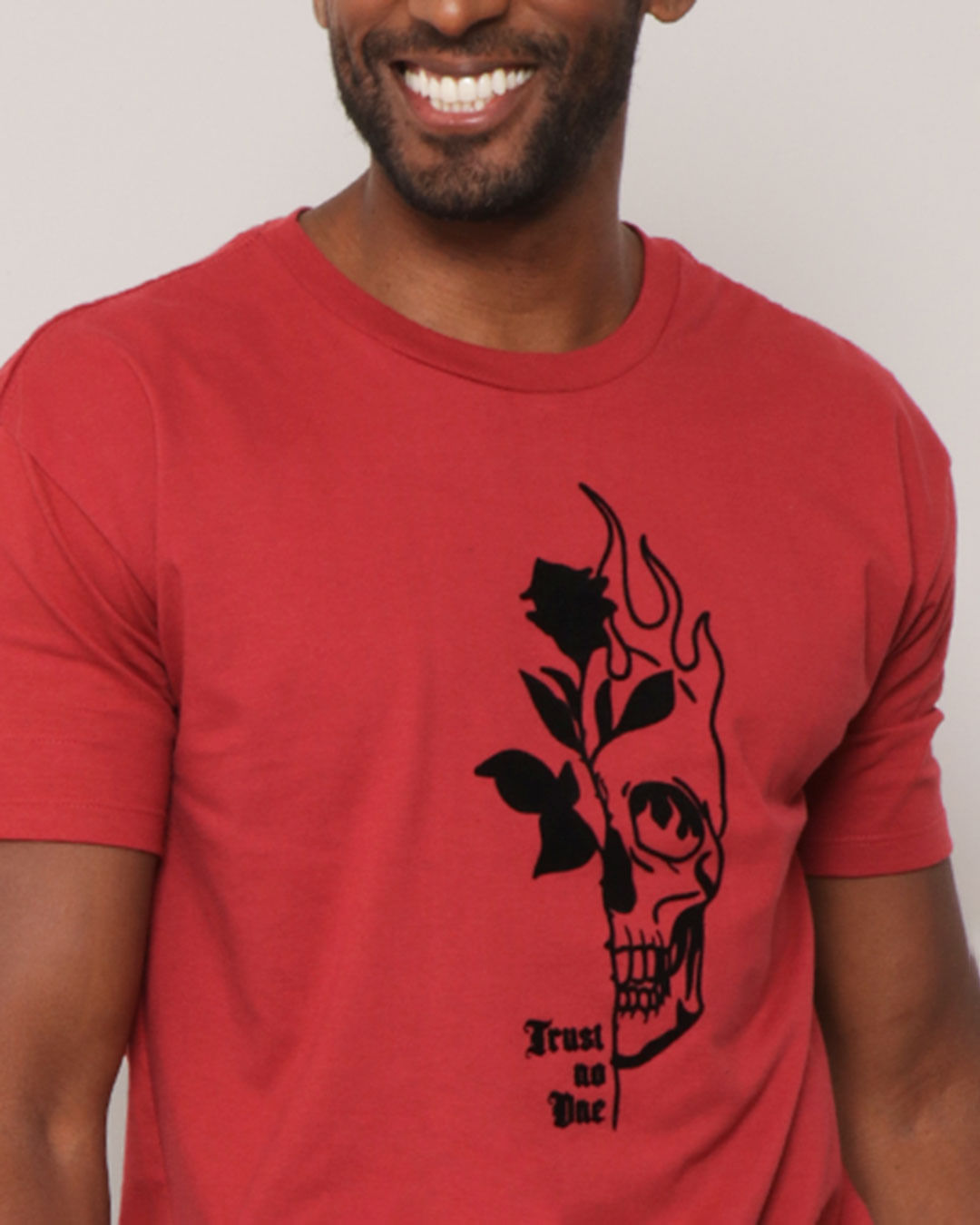 Camiseta-Masculina-Estampa-Flocada-de-Caveira-e-Rosa-Vermelha