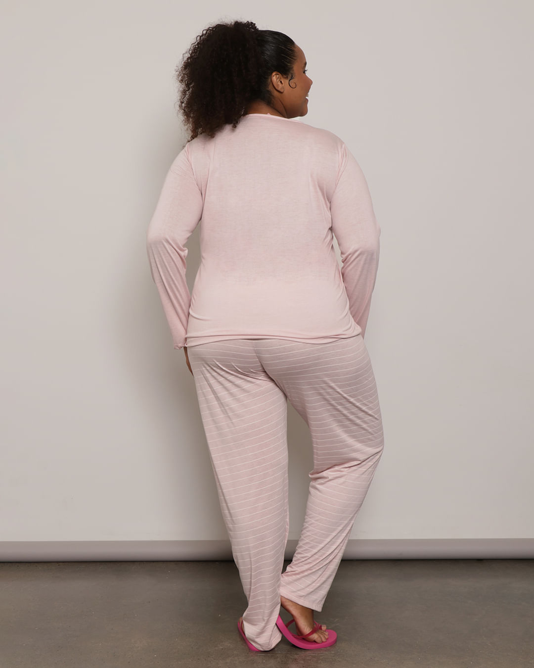 Pijama-Plus-Size-Feminino-Longo-Com-Renda-e-Botoes-Rosa