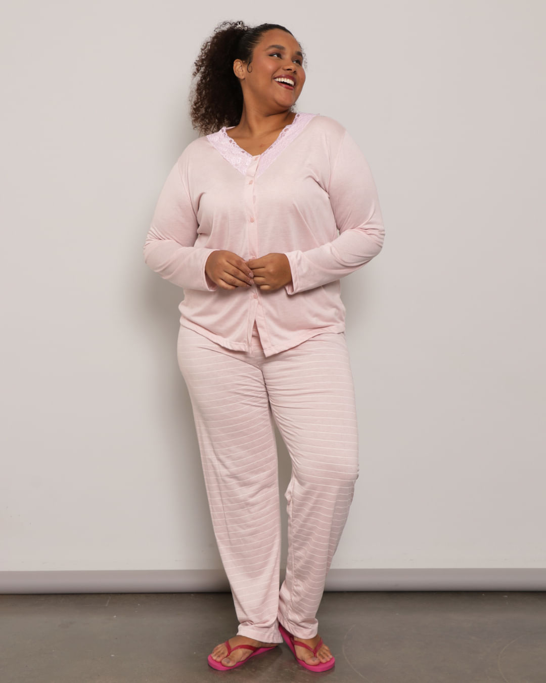 Pijama-Plus-Size-Feminino-Longo-Com-Renda-e-Botoes-Rosa