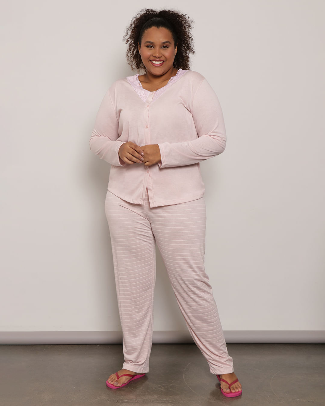 Pijama-Plus-Size-Feminino-Longo-Com-Renda-e-Botoes-Rosa