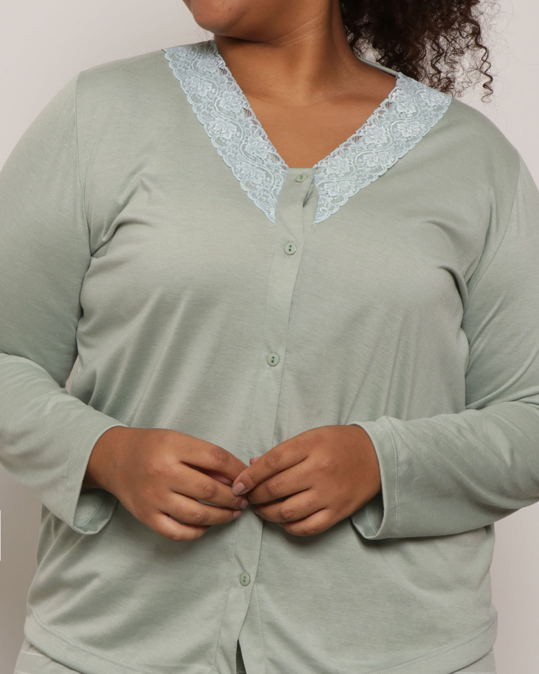 Pijama-Plus-Size-Feminino-Longo-Com-Renda-e-Botoes-Verde