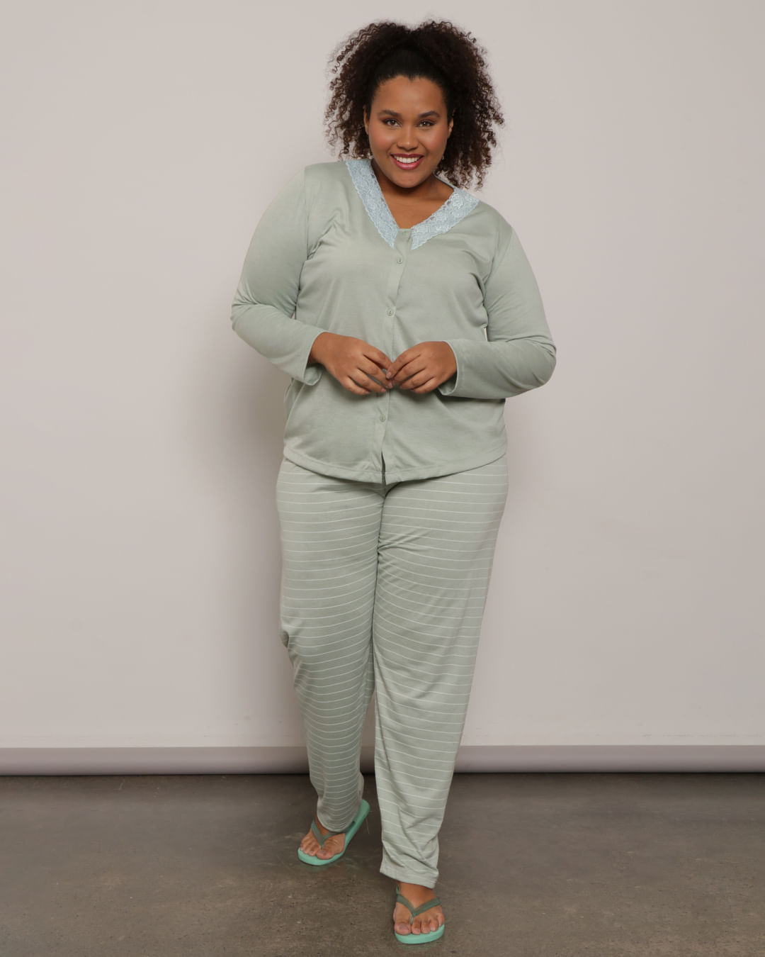 Pijama-Plus-Size-Feminino-Longo-Com-Renda-e-Botoes-Verde