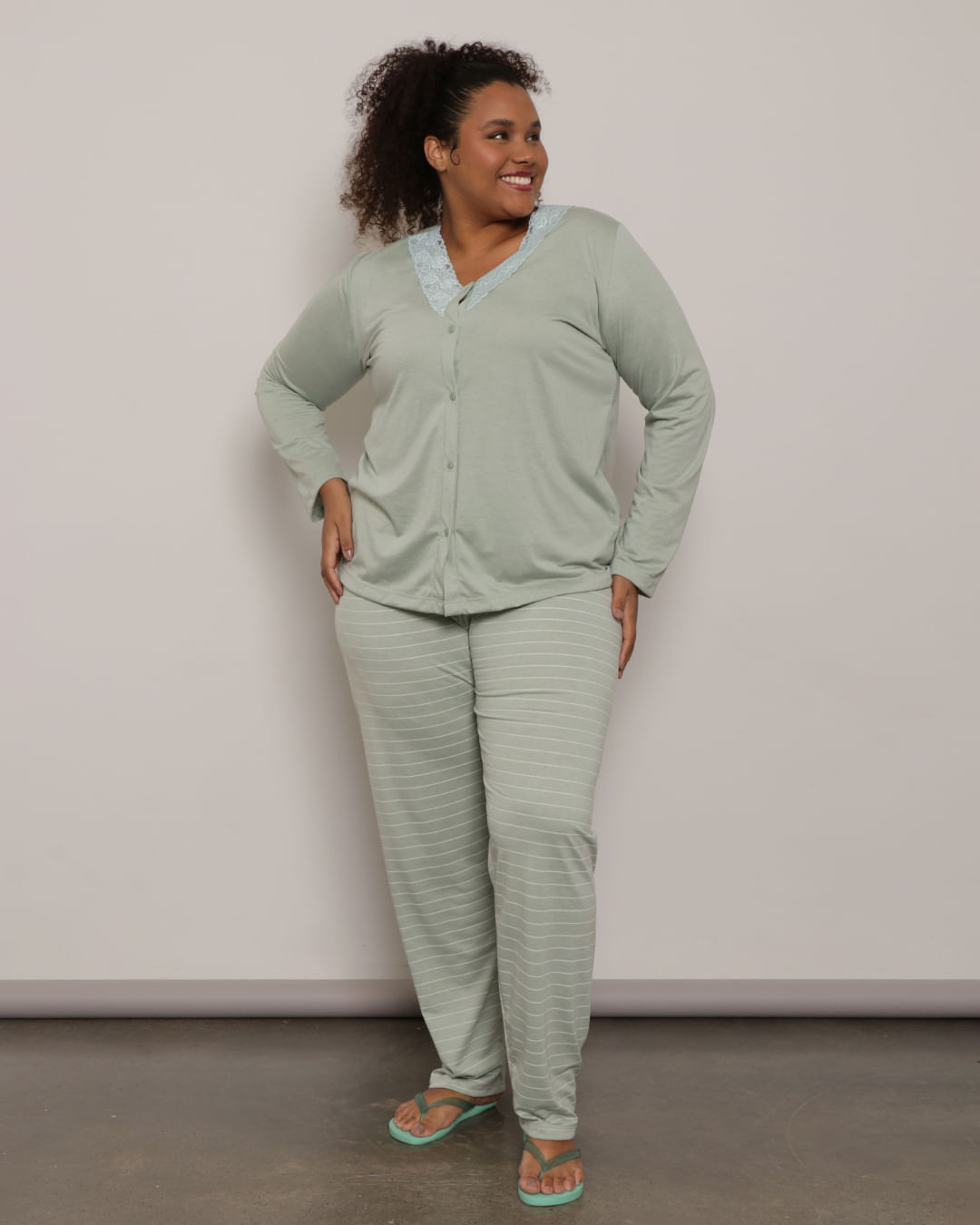 Pijama-Plus-Size-Feminino-Longo-Com-Renda-e-Botoes-Verde