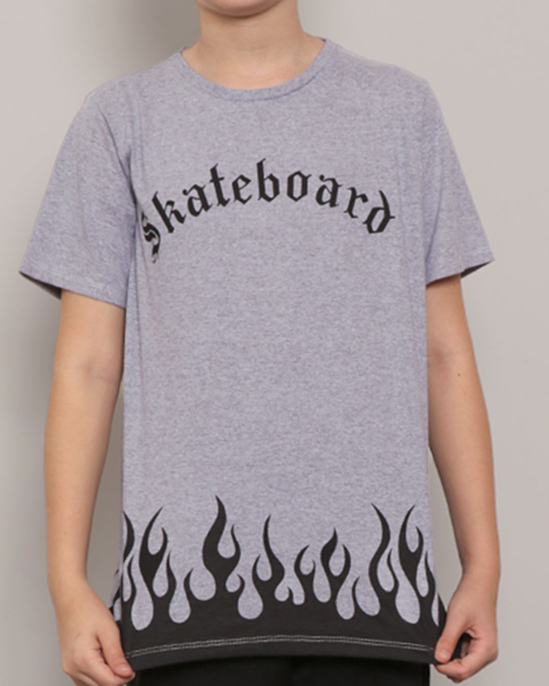 Camiseta-Juvenil-Manga-Curta-Estampa-Skateboard-e-Chamas-Cinza