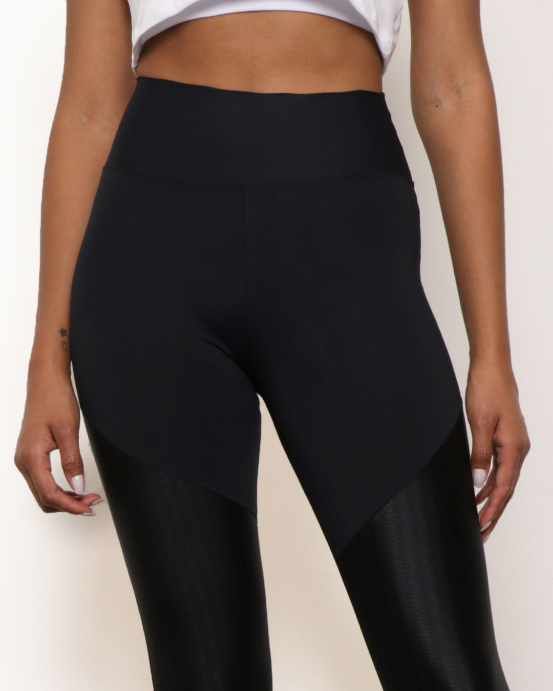 Calca-Legging-Feminina-Fitness-Com-Recortes-Preto