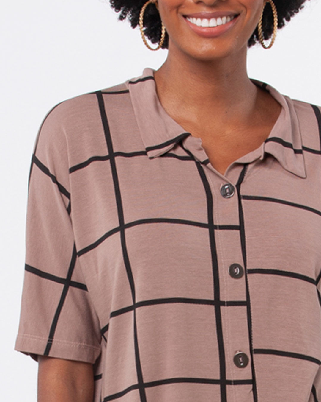 Camisa-Feminina-Manga-Curta-Estampa-Quadriculada-Marrom